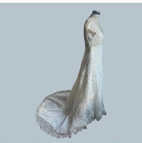 Elegant White Lace Wedding Dress - Picture 12 of 14